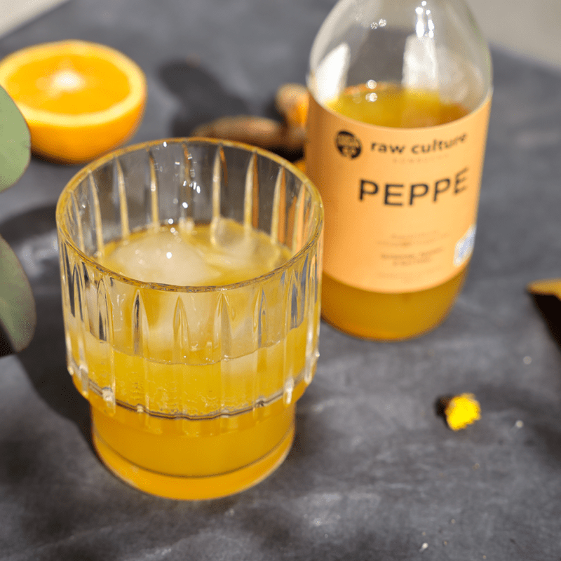 Et glas med kombucha fra Raw Culture kombucha med smagen Peppe