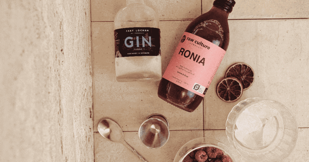 En Fary Lochan-gin og en Raw Culture Kombucha med smagen Ronia